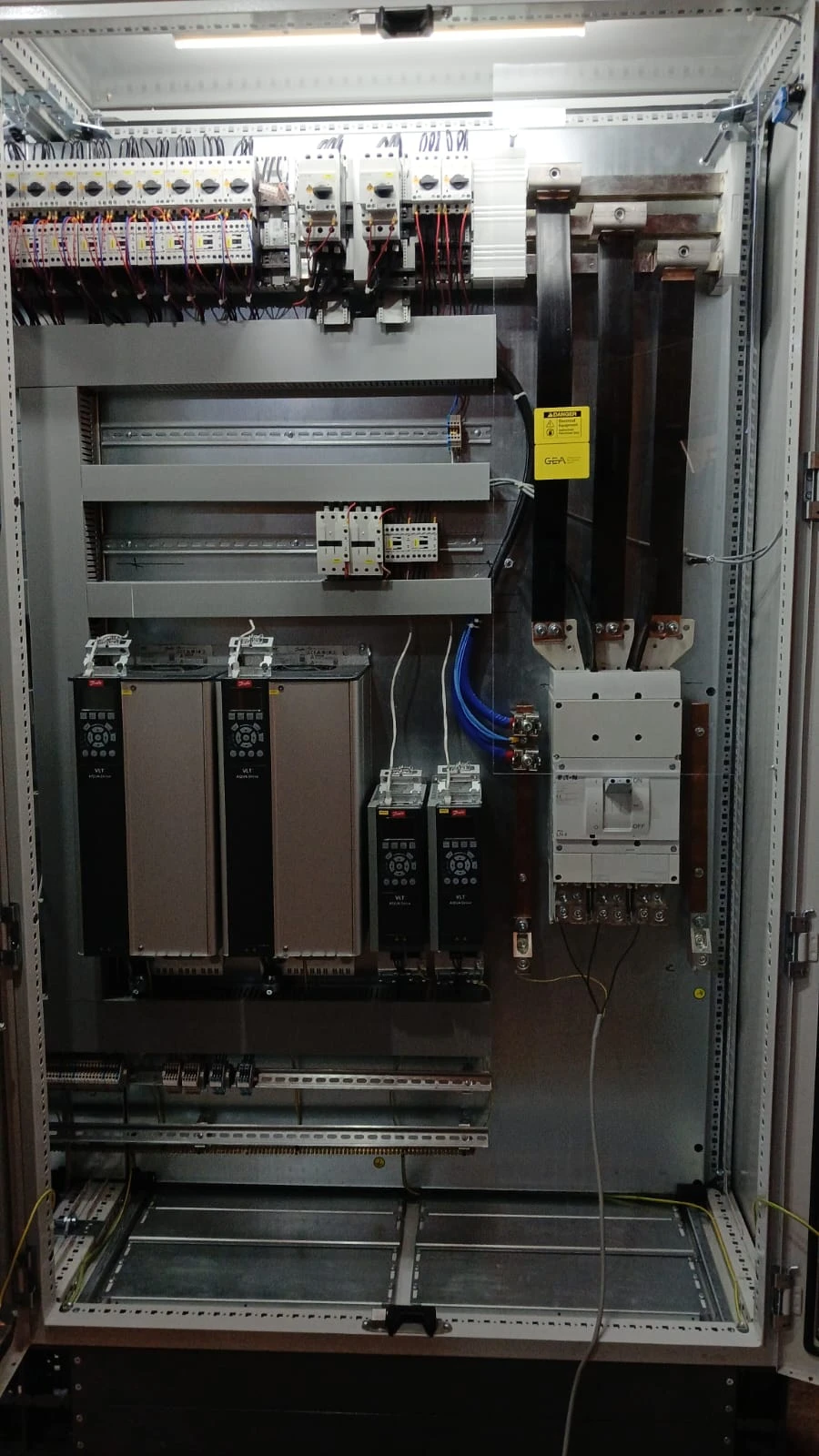 Tablou electric de automatizare cu Danfoss VLT AQUA Drive — instalație frigorifică industrială