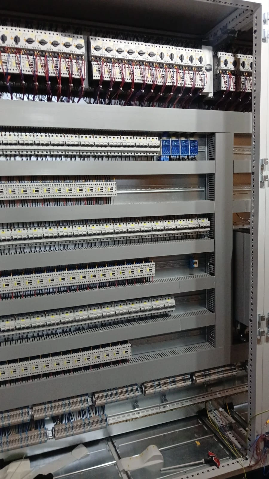 Tablou de distribuție cu siguranțe automate și module de protecție